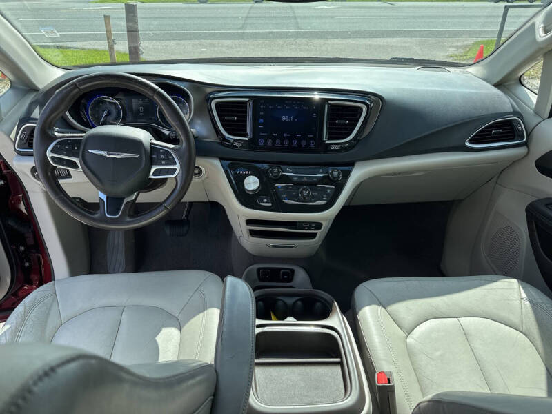 2017 Chrysler Pacifica Touring-L photo 18