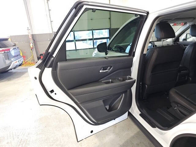 2025 Nissan Pathfinder SL