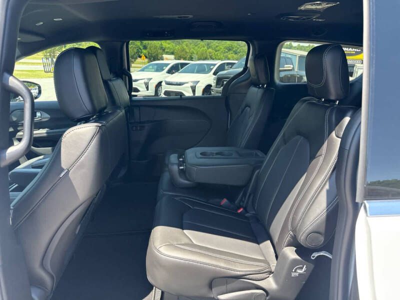 2027 Chrysler Pacifica Select