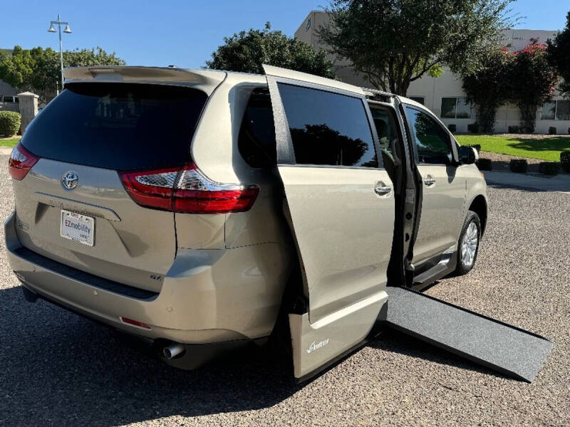 2017 Toyota Sienna XLE Premium 8-Passenger