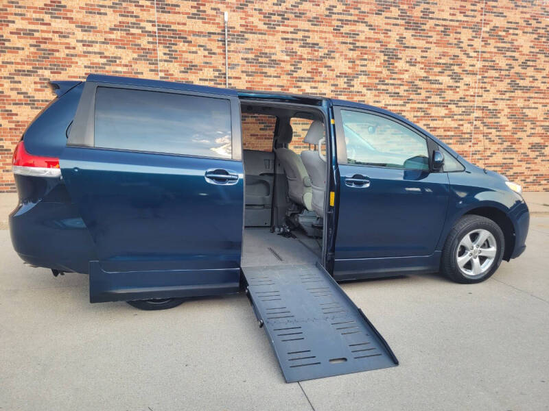 2011 Toyota Sienna LE's photo