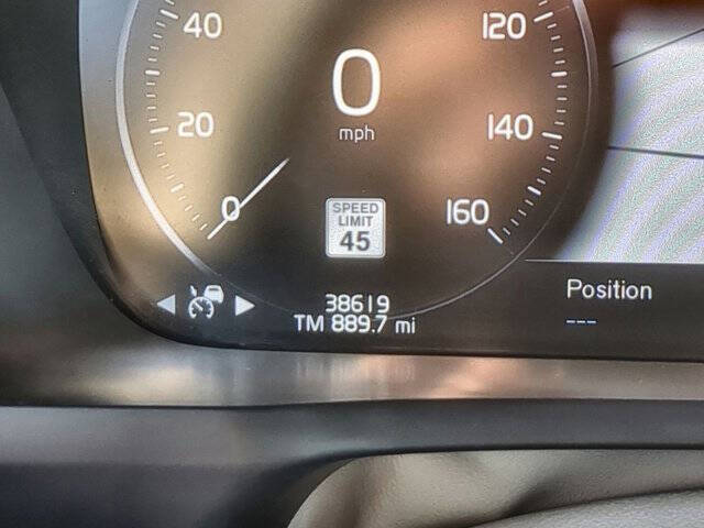 2022 Volvo XC90 T6 Momentum 6-Passenger