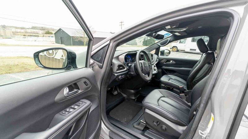 2025 Chrysler Pacifica Select