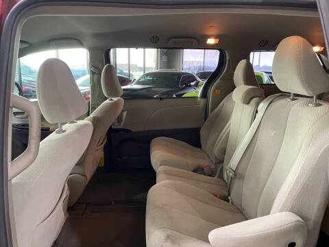 2012 Toyota Sienna LE 8-Passenger