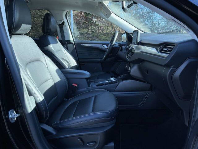 2022 Ford Escape Hybrid Titanium