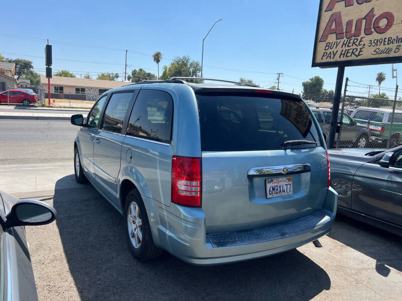 2010 Chrysler Town & Country Touring photo 4