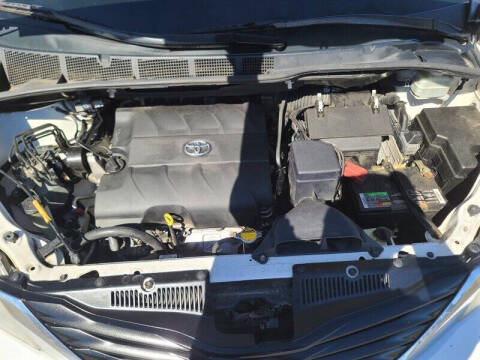 2013 Toyota Sienna LE 8-Passenger