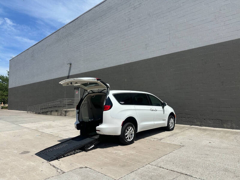 2022 Chrysler Voyager LX