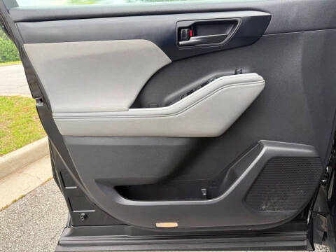 2022 Toyota Highlander LE