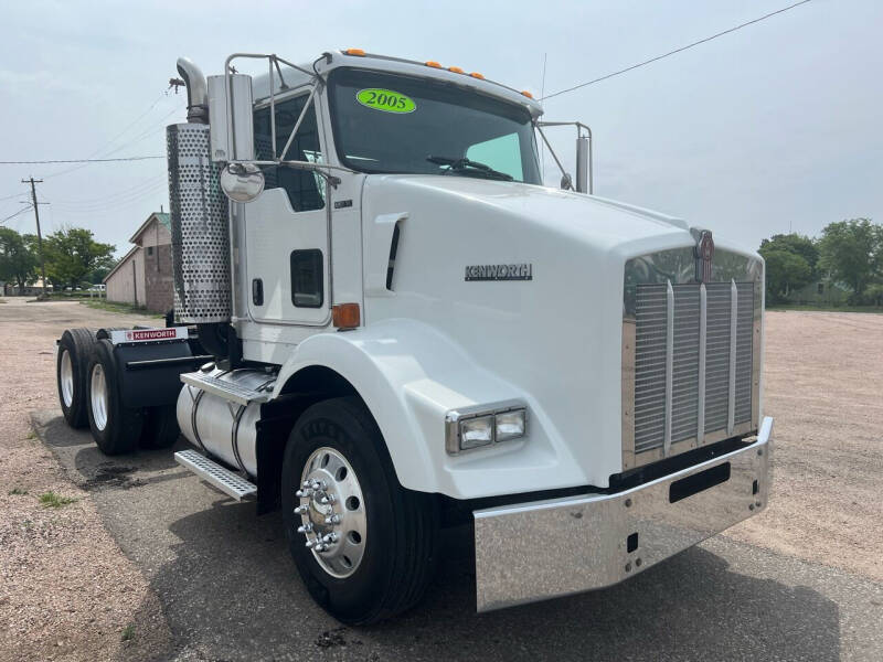 2005 Kenworth T800 Extended Cab for sale at Money Trucks Inc in Hill City KS