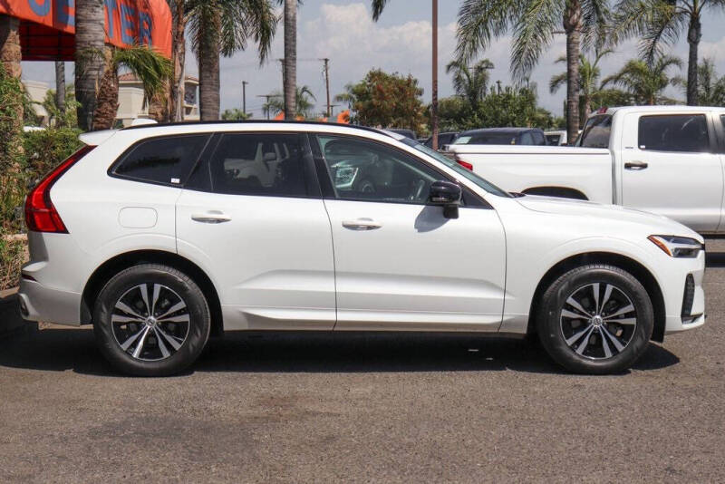 2024 Volvo XC60 B5 Core Dark Theme