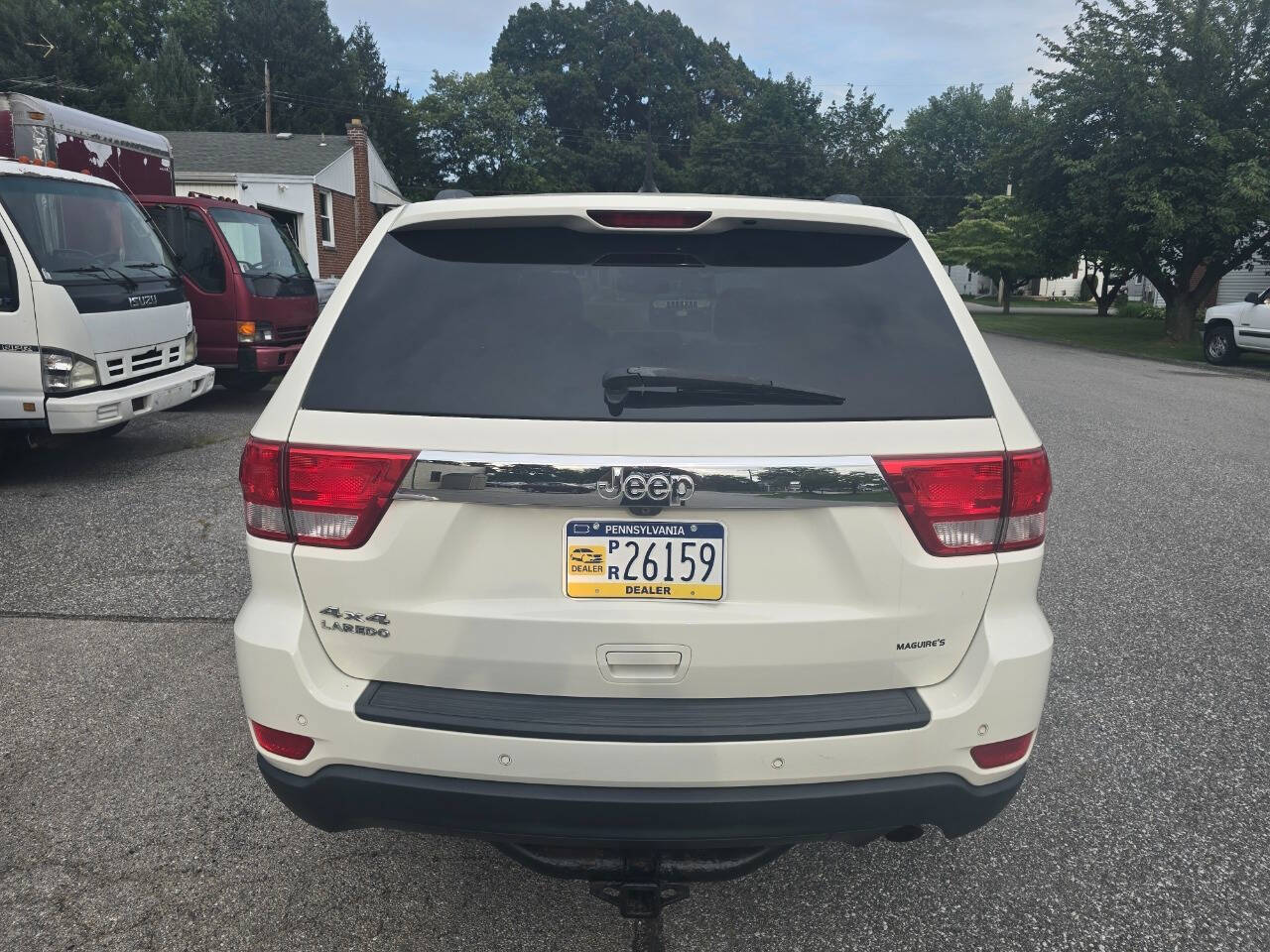 2011 Jeep Grand Cherokee for sale at QUEENSGATE AUTO SALES in York, PA