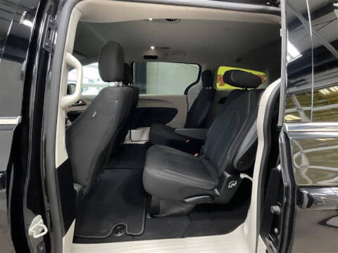 2022 Chrysler Voyager LX