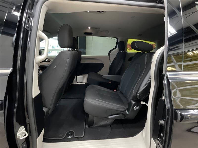 2022 Chrysler Voyager LX