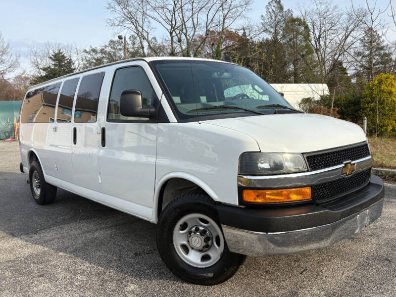 2018 Chevrolet Express Passenger LT's photo