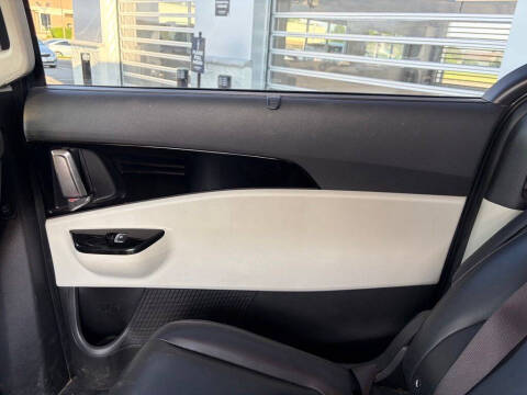2023 Kia Carnival EX