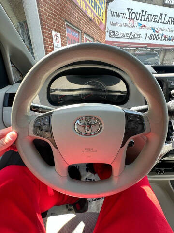 2011 Toyota Sienna LE 8-Passenger