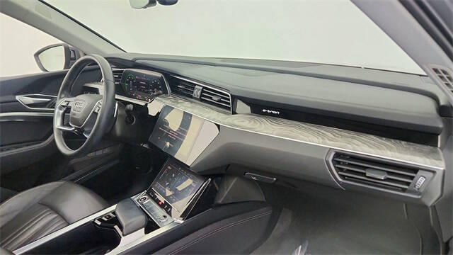 2022 Audi e-tron quattro Premium Plus