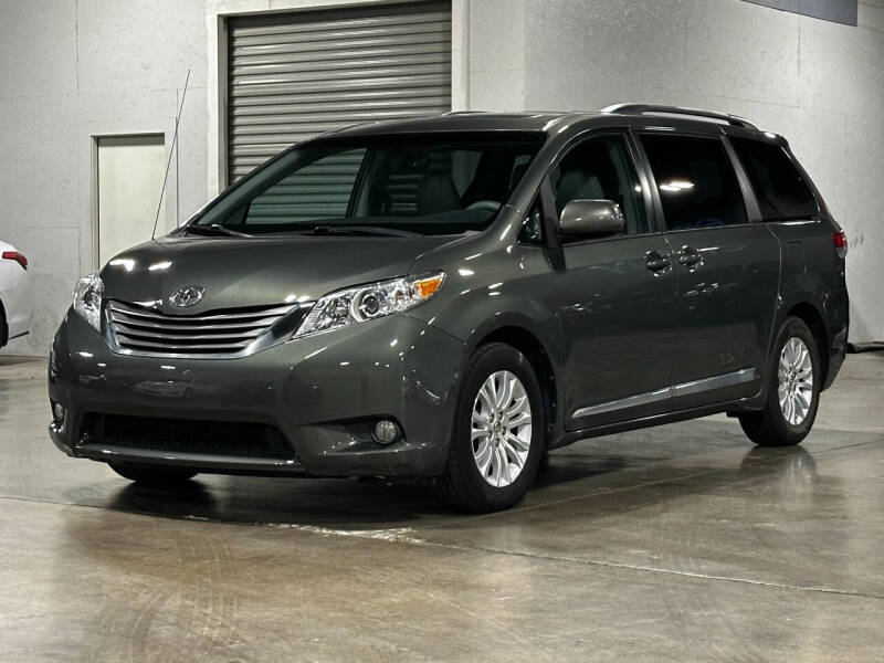 2013 Toyota Sienna XLE 8-Passenger