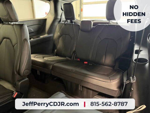 2027 Chrysler Pacifica Select