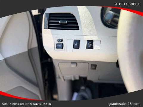 2013 Toyota Sienna SE 8-Passenger