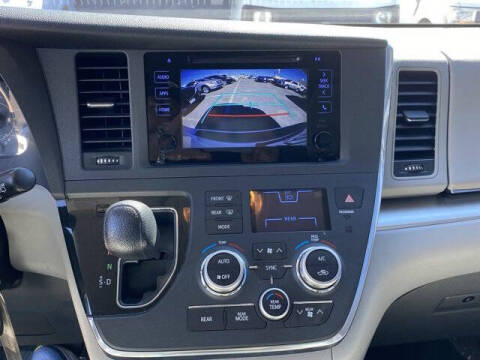 2017 Toyota Sienna LE 7-Passenger Auto Access Seat