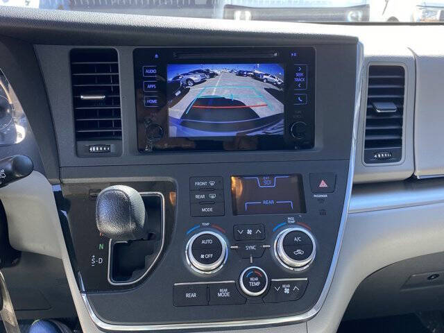 2017 Toyota Sienna LE 7-Passenger Auto Access Seat