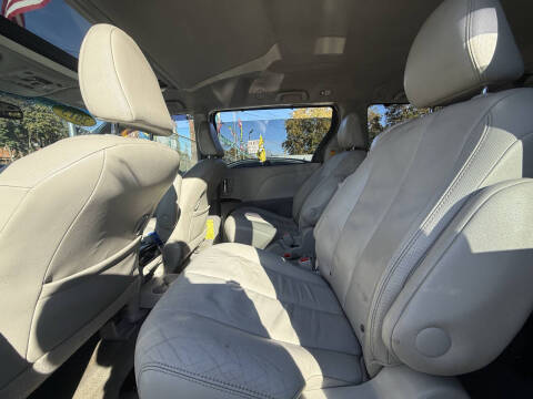 2013 Toyota Sienna XLE 8-Passenger