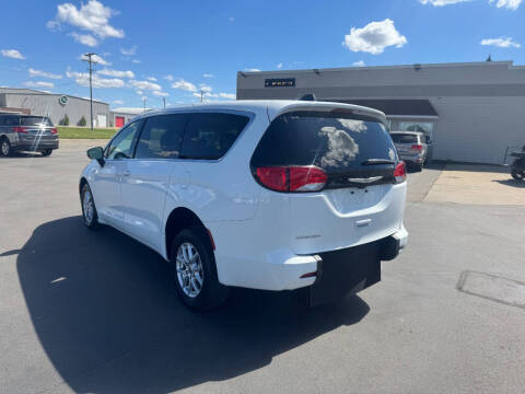 2023 Chrysler Voyager LX