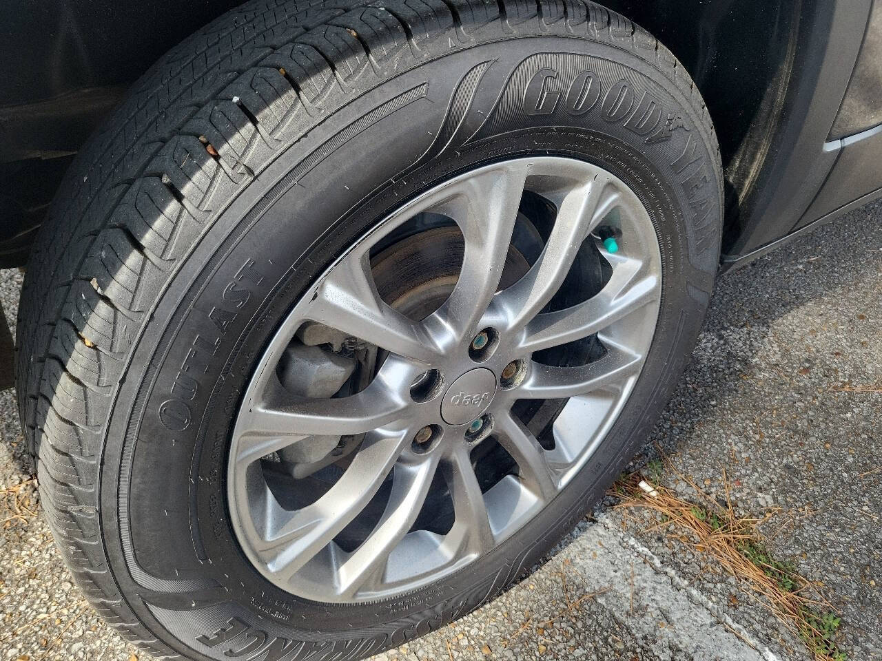 Gray 2019 Jeep Cherokee Altitude Altitude 4dr SUV 9