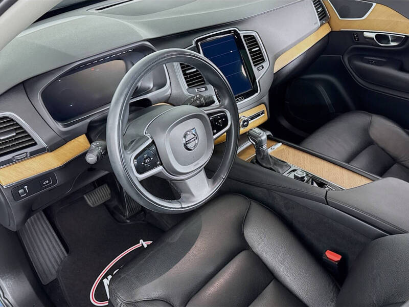 2022 Volvo XC90 T5 Momentum