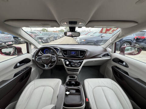 2017 Chrysler Pacifica Touring-L