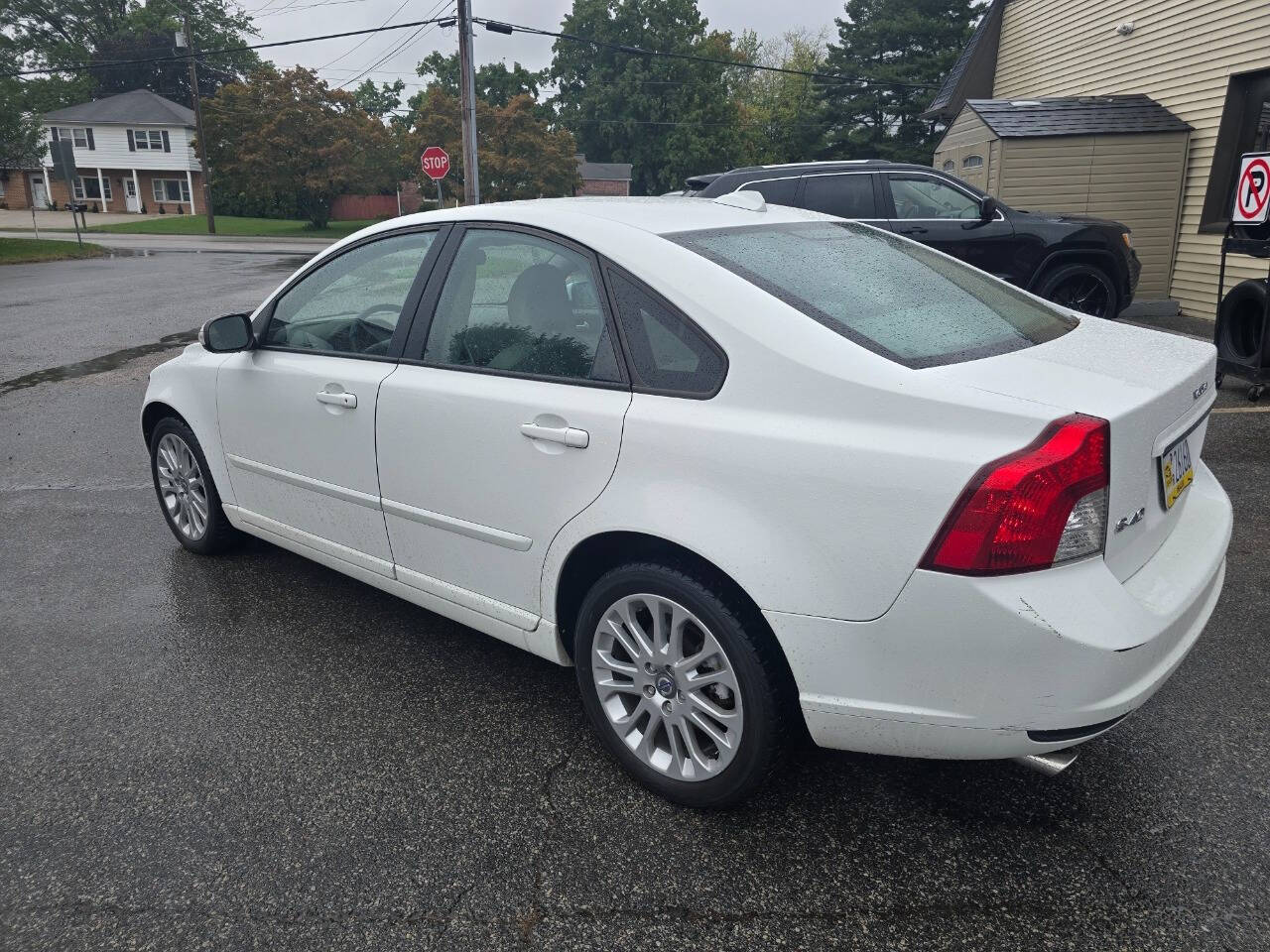 2008 Volvo S40 for sale at QUEENSGATE AUTO SALES in York, PA