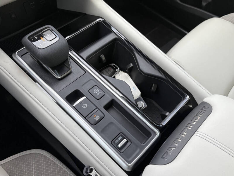 2025 Nissan Pathfinder SL