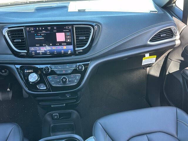 2027 Chrysler Pacifica Select