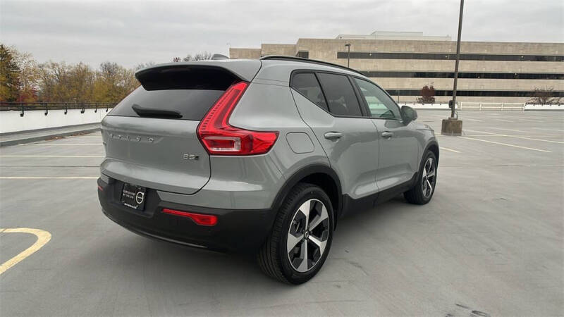 2025 Volvo XC40 B5 Plus Dark Theme