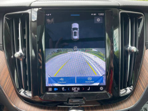 2023 Volvo XC60 B5 Ultimate Dark Theme