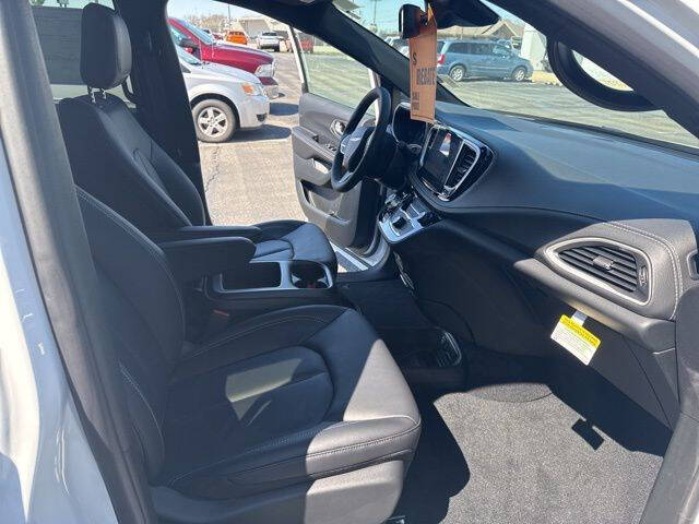 2026 Chrysler Pacifica Select