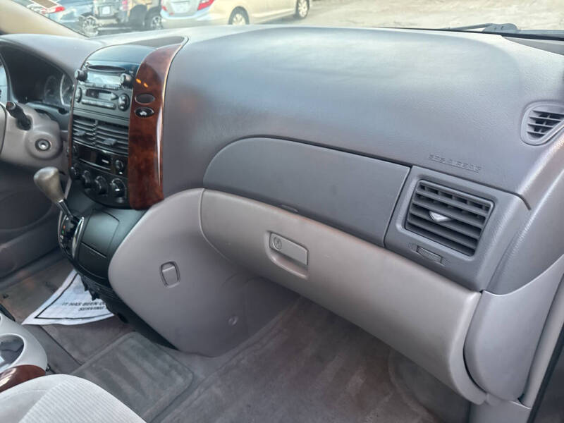 2004 Toyota Sienna LE 7 Passenger