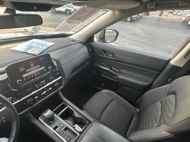 2025 Nissan Pathfinder SV