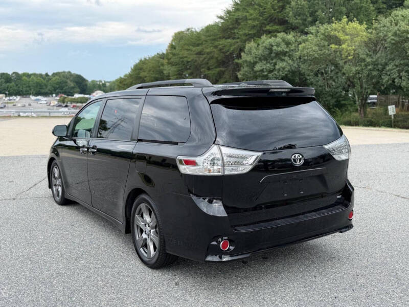 2017 Toyota Sienna SE 8-Passenger