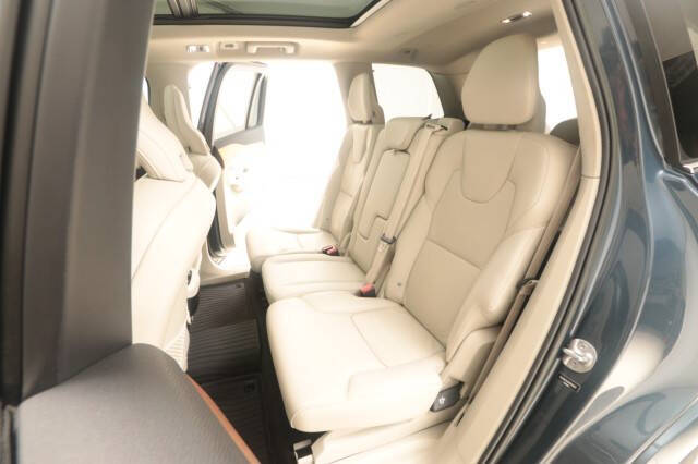 2022 Volvo XC90 T5 Momentum