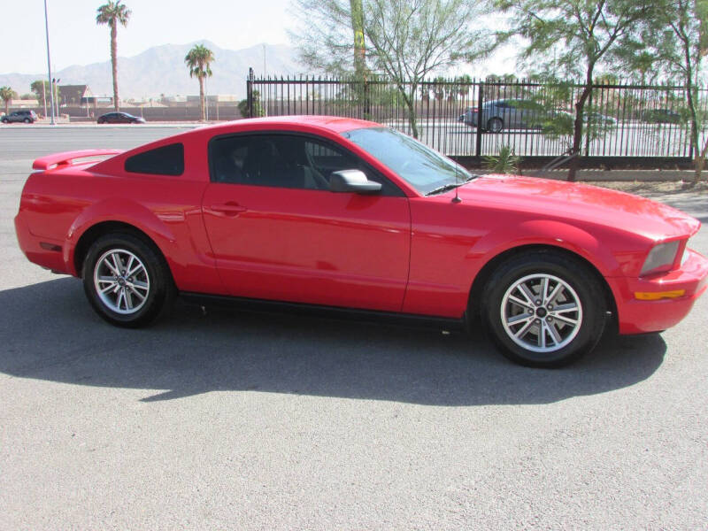 2005 Ford Mustang Deluxe photo 2