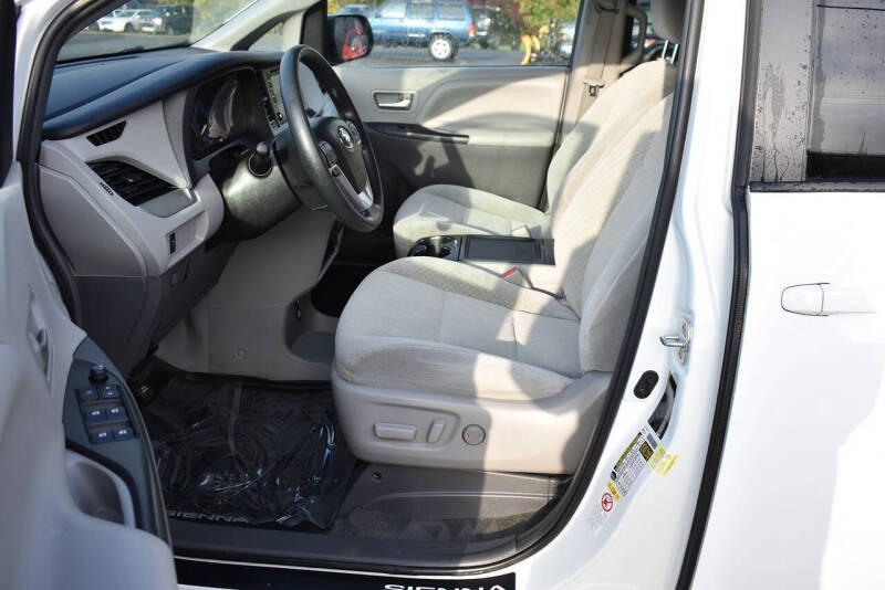 2018 Toyota Sienna LE 8-Passenger