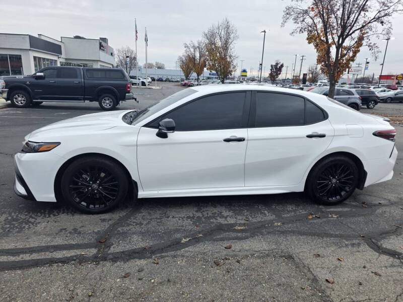 2022 Toyota Camry Hybrid SE