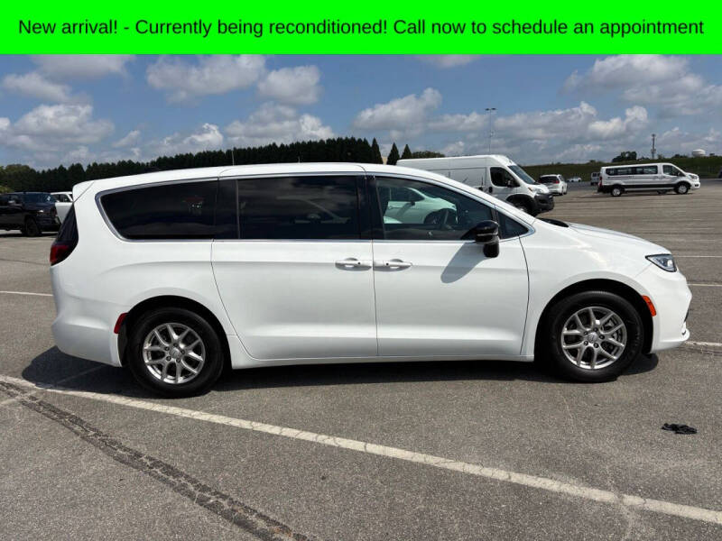 2025 Chrysler Pacifica Select
