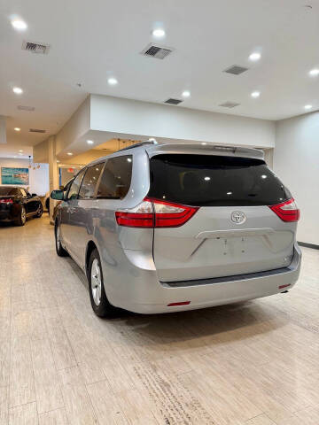2017 Toyota Sienna LE 8-Passenger