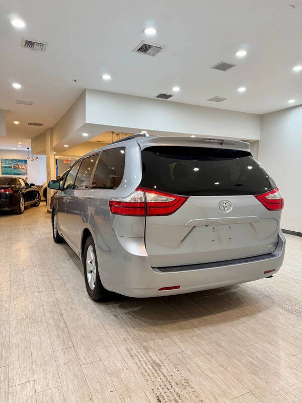 2017 Toyota Sienna LE 8-Passenger