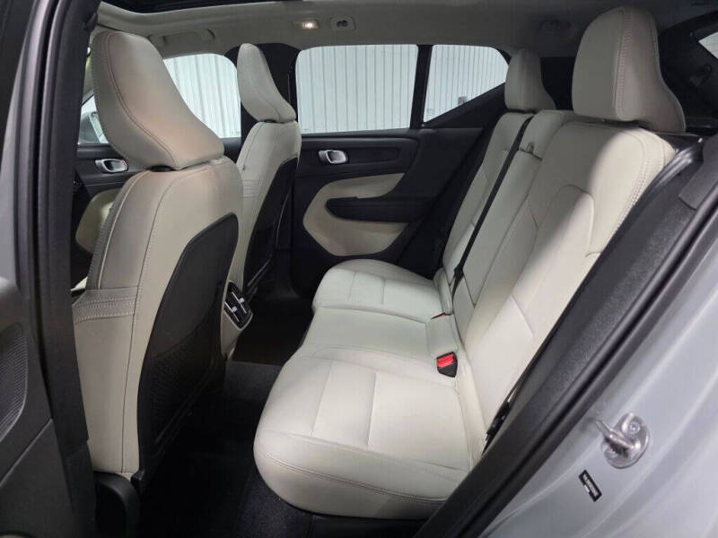 2024 Volvo XC40 B5 Plus Bright Theme
