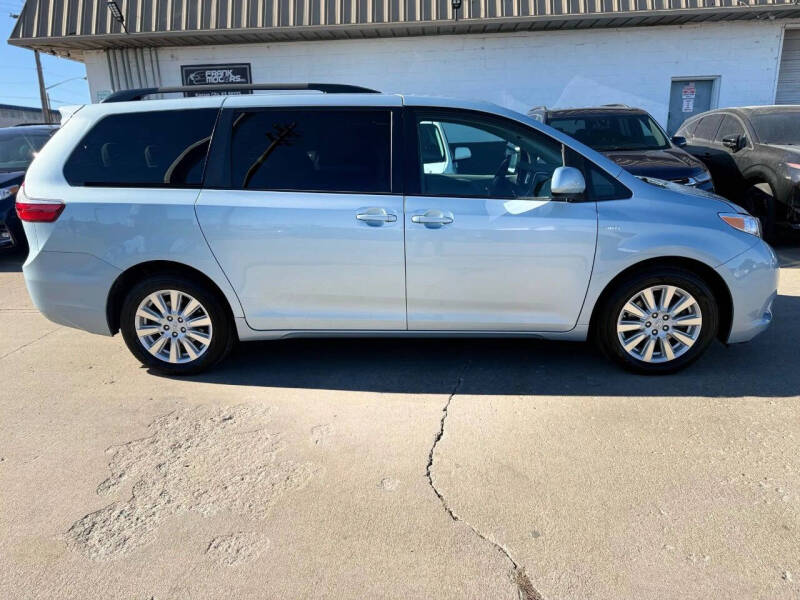 2017 Toyota Sienna LE 7-Passenger
